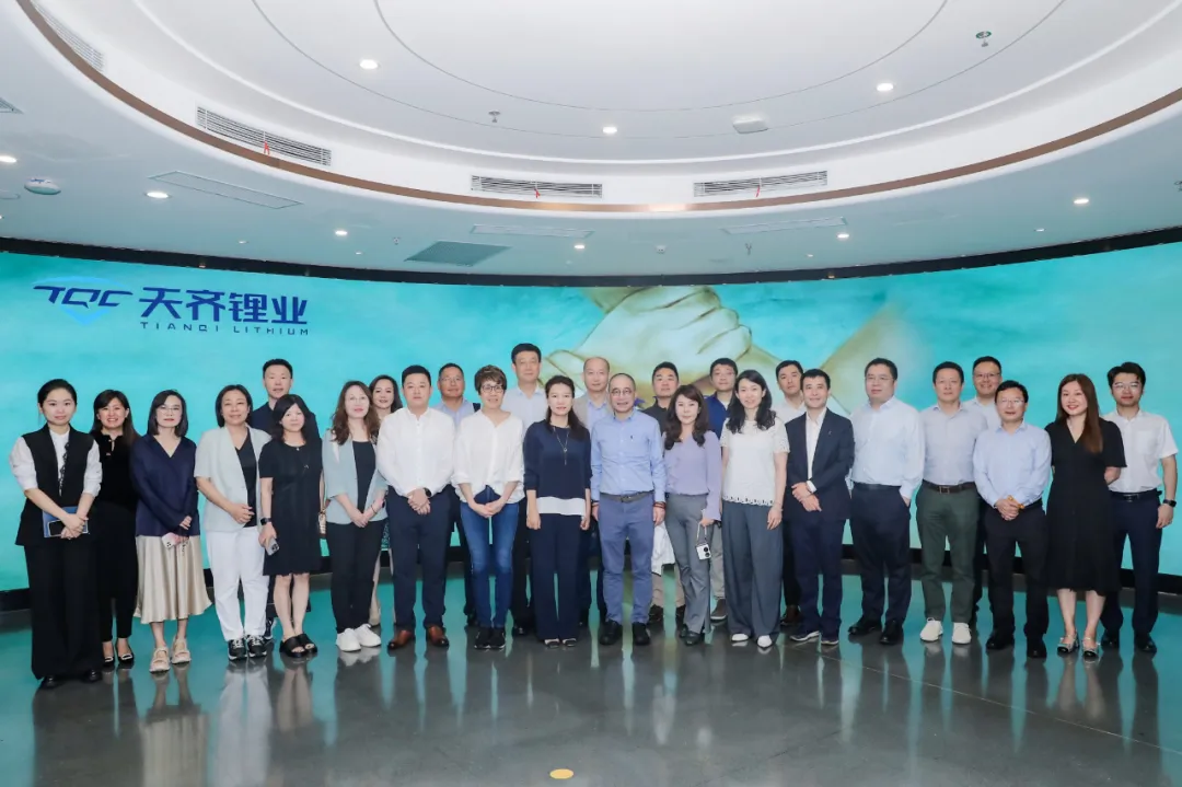 施耐德电气全球执行副总裁尹正携高管团队到访Li 科学馆 第 1 张