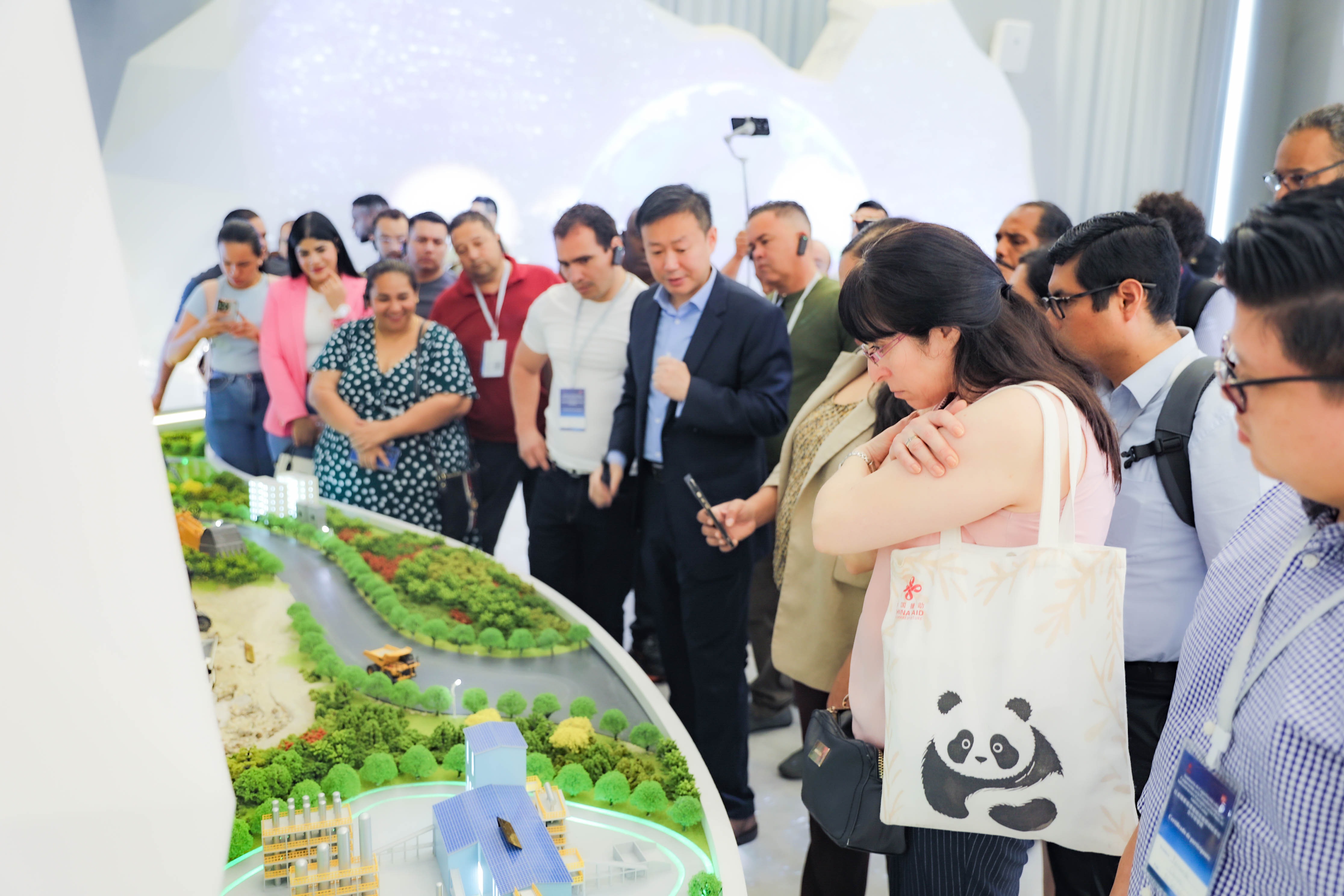 拉美多国能源代表团到访天齐锂业Li 科学馆 第 1 张