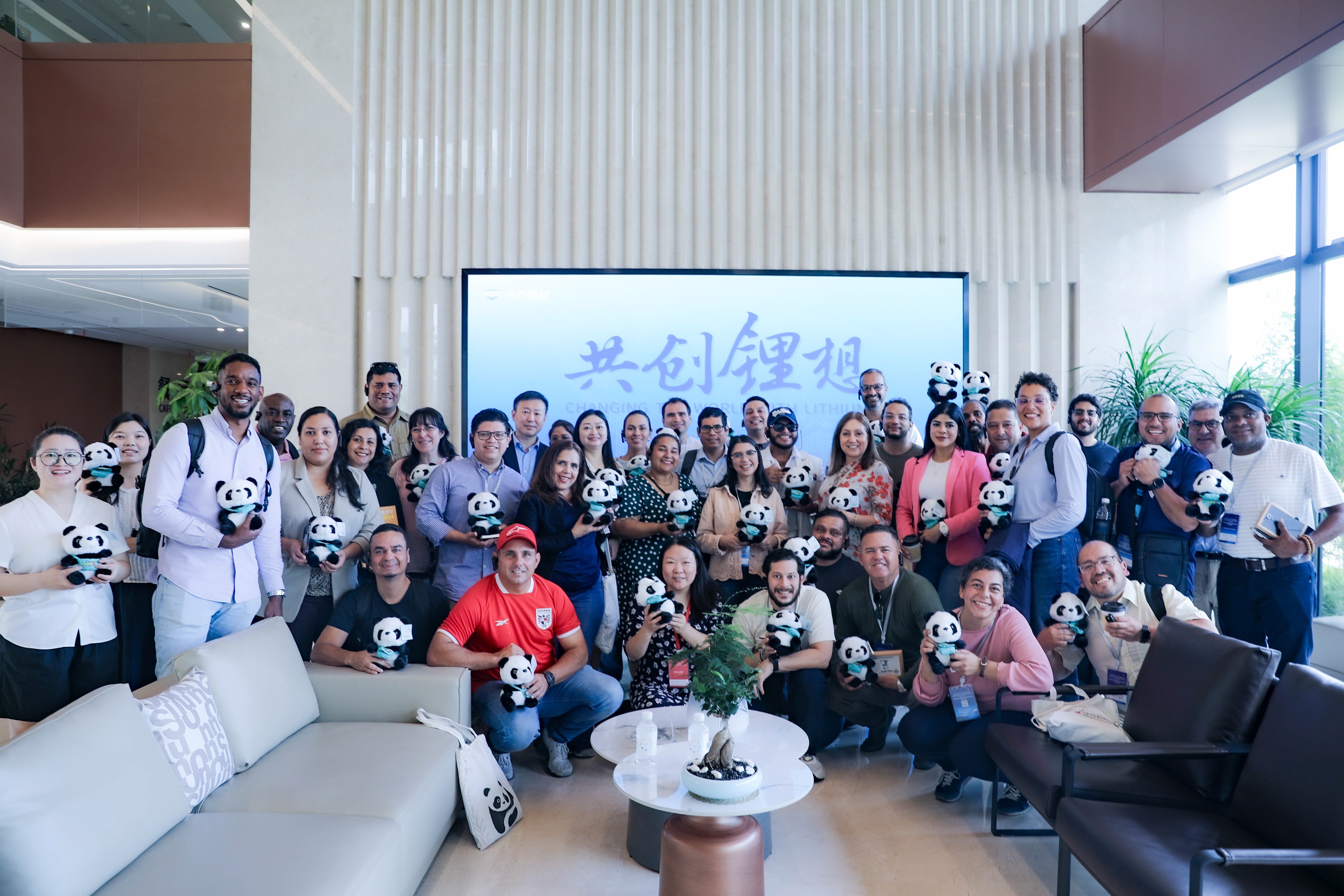 拉美多国能源代表团到访天齐锂业Li 科学馆 第 2 张
