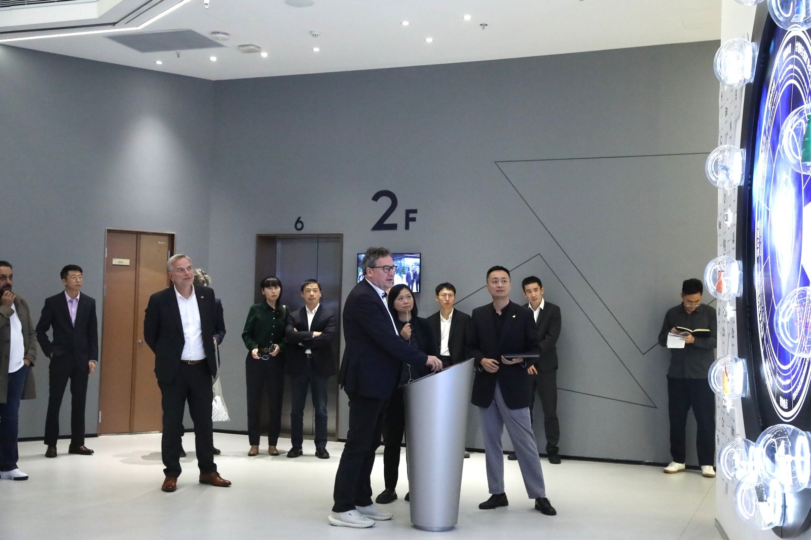 德国联邦议院经济和能源委员会代表团到访天齐锂业 第 2 张 德国联邦议院经济和能源委员会代表团到访天齐锂业 第 2 张